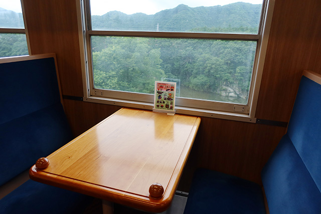 2号車のボックスシート/「SL大樹」