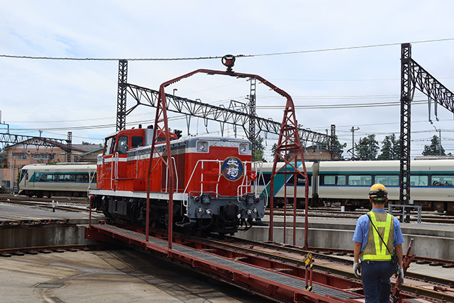 転車台に機関車を載せて転回している風景/「SL大樹」