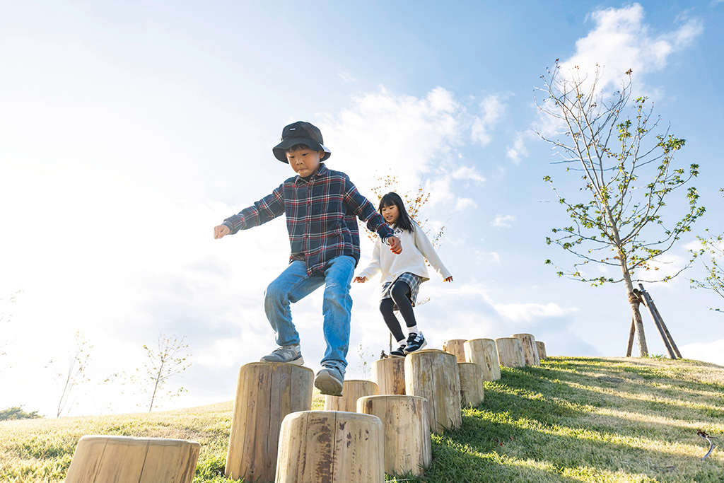 芝生ひろばにある枕木や丸太/KakamigaharaわたしのPARK（木曽川前渡南公園）（岐阜県/各務原市）