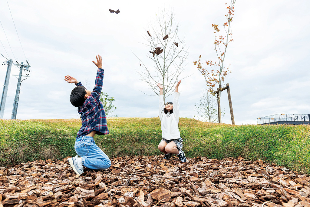 ウッドチップが敷かれ、木のぬくもりを感じる遊び場/KakamigaharaわたしのPARK（木曽川前渡南公園）（岐阜県/各務原市）