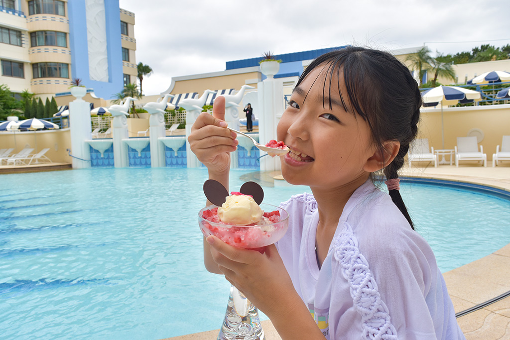 ストロベリーのシェイブアイスと食べる子ども／ディズニーアンバサダーホテル