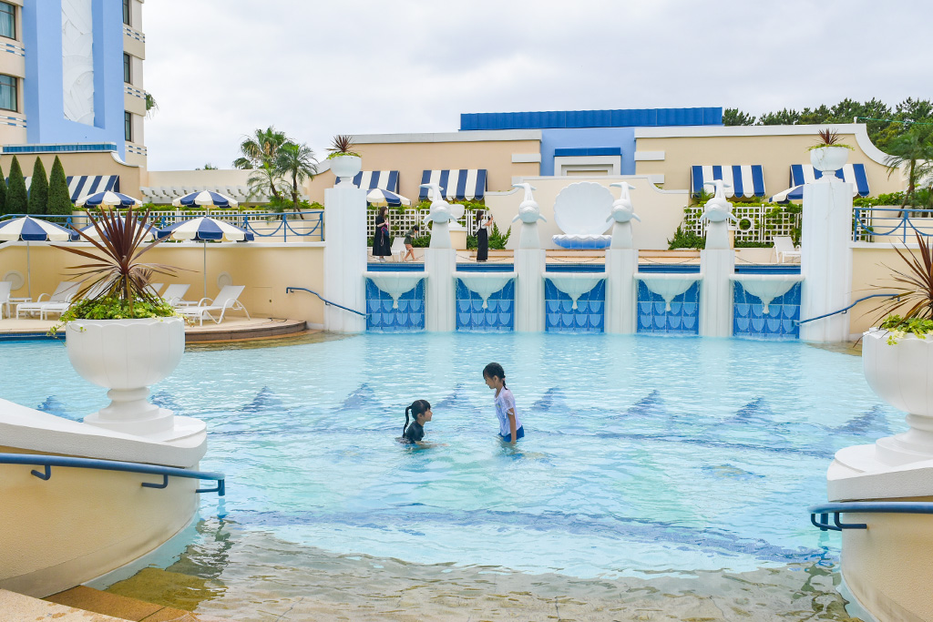 プールは子どもが遊びやすい深さ／ディズニーアンバサダーホテル