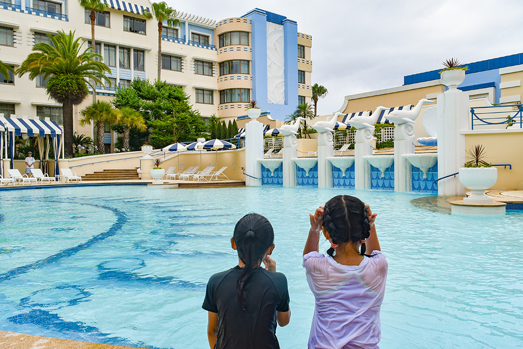 パームガーデン・プールを楽しむ子どもたち／ディズニーアンバサダーホテル