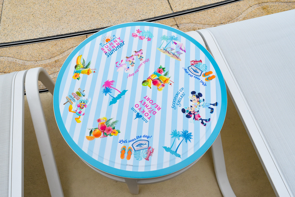 プールサイドのテーブルにもかわいい絵が／
ディズニーアンバサダーホテル