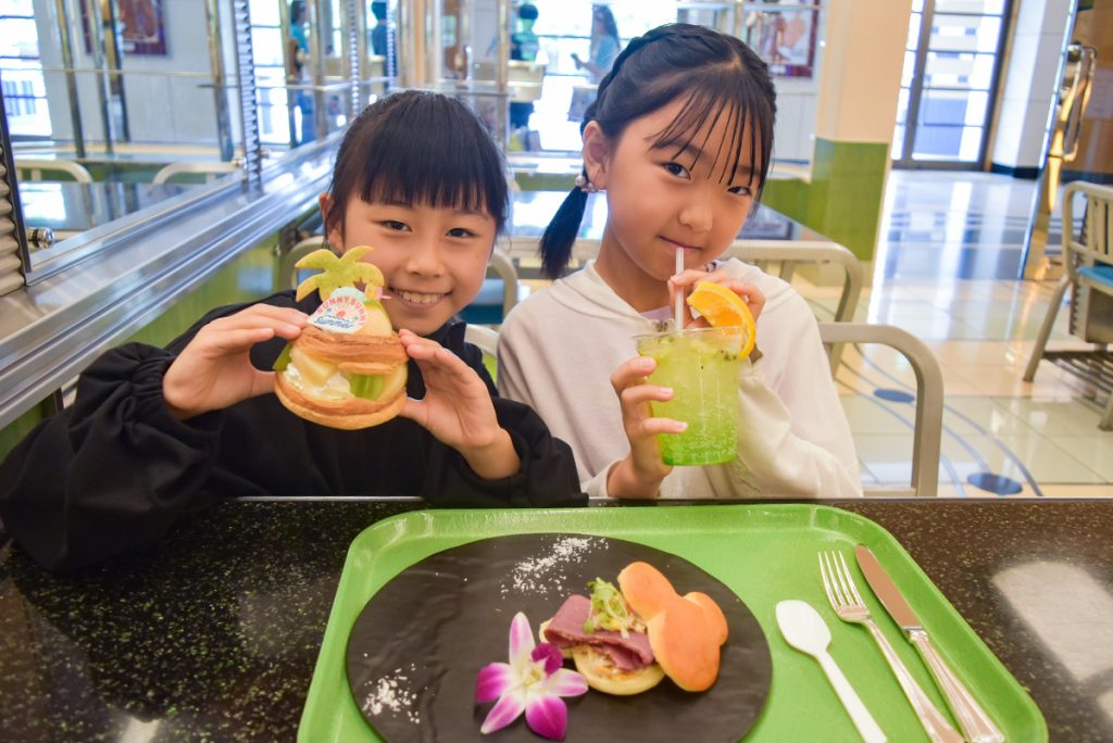 チックタック・ダイナーの夏メニューを楽しむ子どもたち／ディズニーアンバサダーホテル