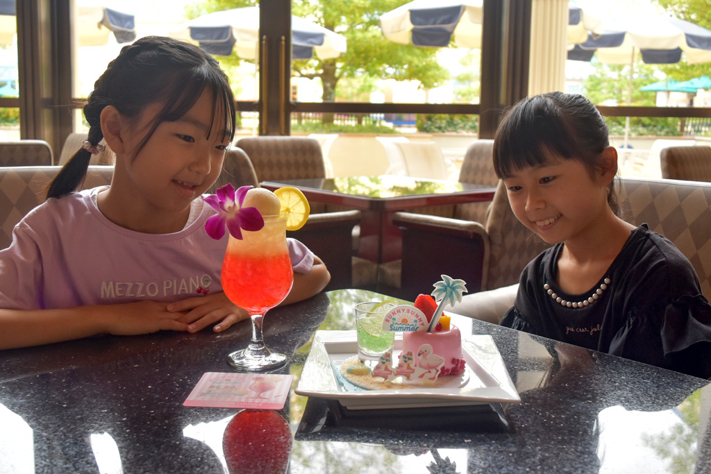 ハイピリオン・ラウンジの夏メニューを楽しむ子どもたち