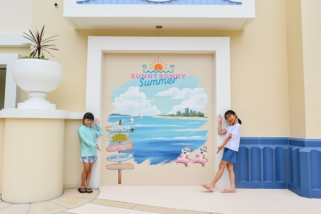 プールの入り口付近にはSUNNY SUNNY Summerのフォトスポット／ディズニーアンバサダーホテル