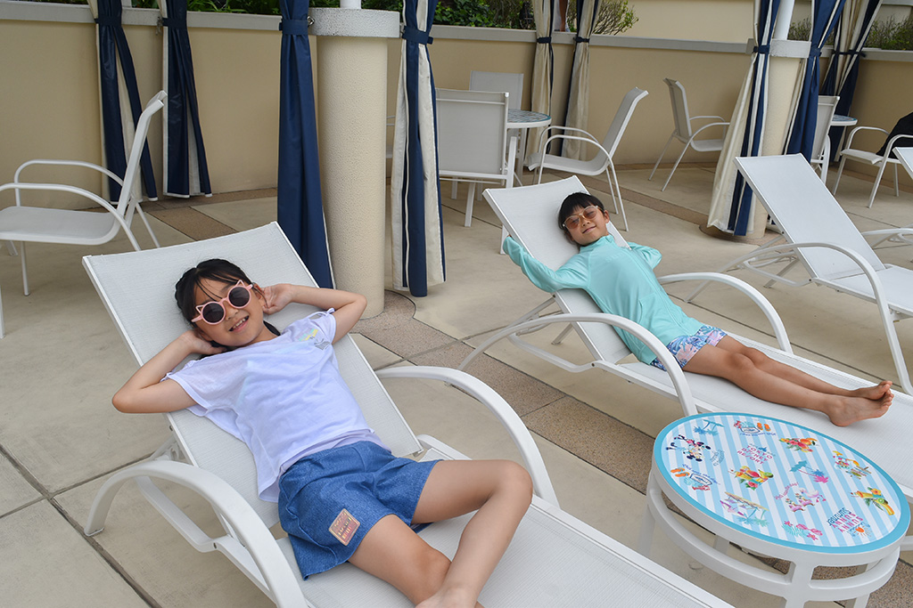 プールサイドのデッキチェアでリラックス／ディズニーアンバサダーホテル

