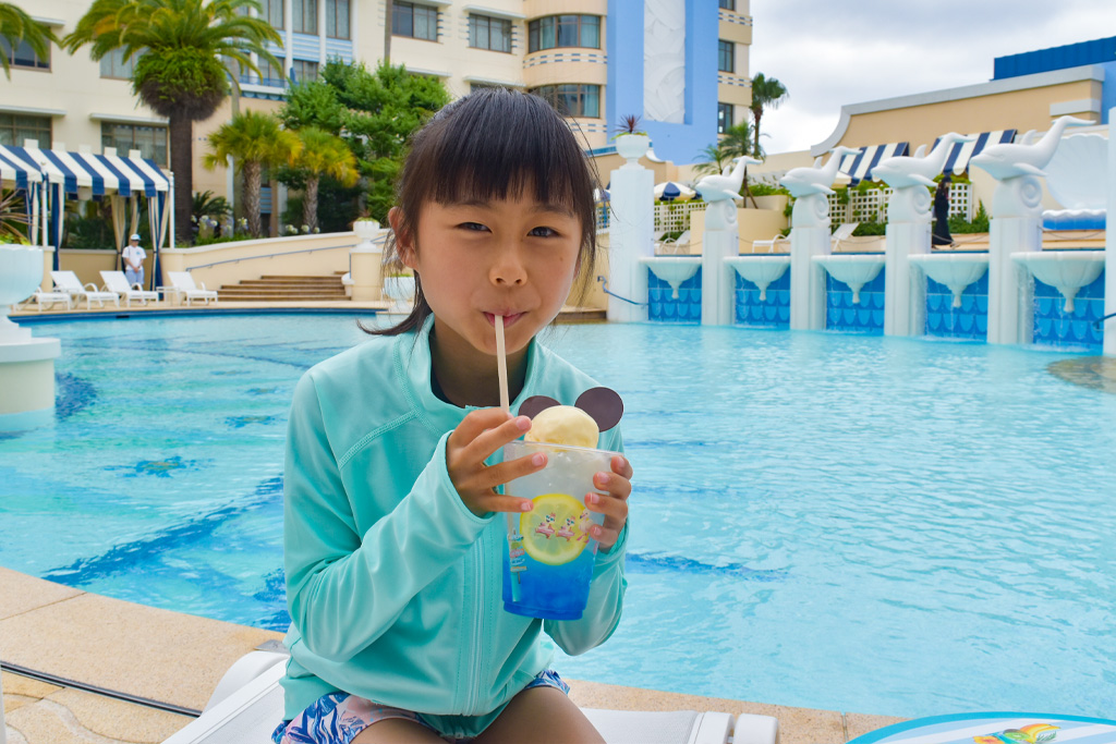 青が涼しげなスペシャルドリンクを飲む子ども／ディズニーアンバサダーホテル
