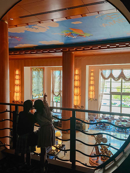 ロビー2階通路から見える天井画やミッキー像／ディズニーアンバサダーホテル