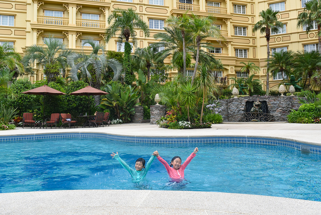 ミスティマウンテンズ・プールで泳ぐ子どもたち／東京ディズニーランドホテル