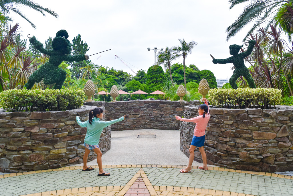 ミスティマウンテンズ・プールにあるピーターパンとフック船長のトピアリー