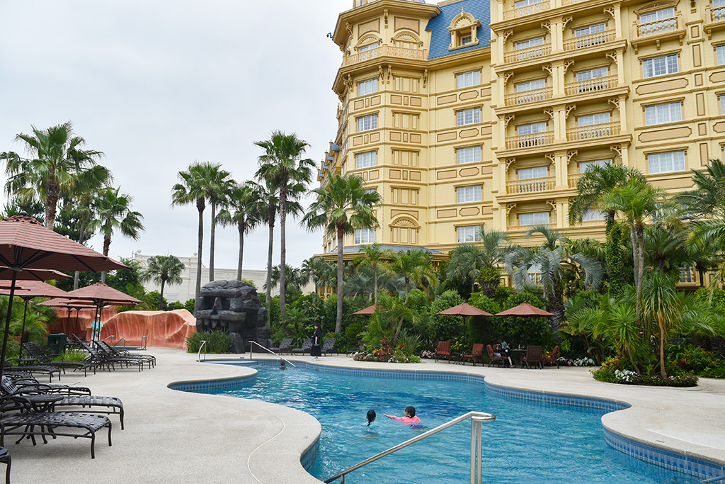 メインプールの底にはフック船長の海賊船が描かれている