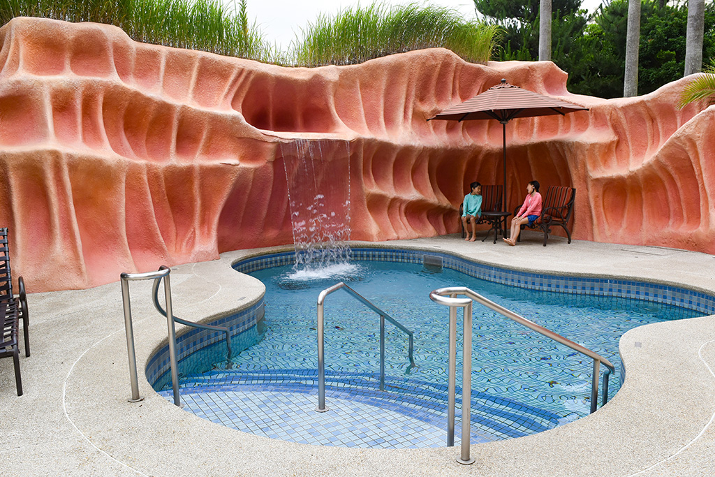 滝のある水深の浅いプール／ミスティマウンテンズ・プール