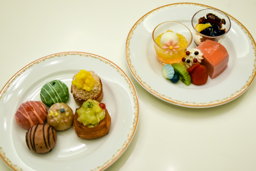 夏のブッフェのパンとデザート／シャーウッドガーデン・レストラン