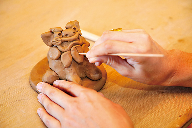 「壺屋焼育陶園やちむん道場」でシーサー作りに挑戦！