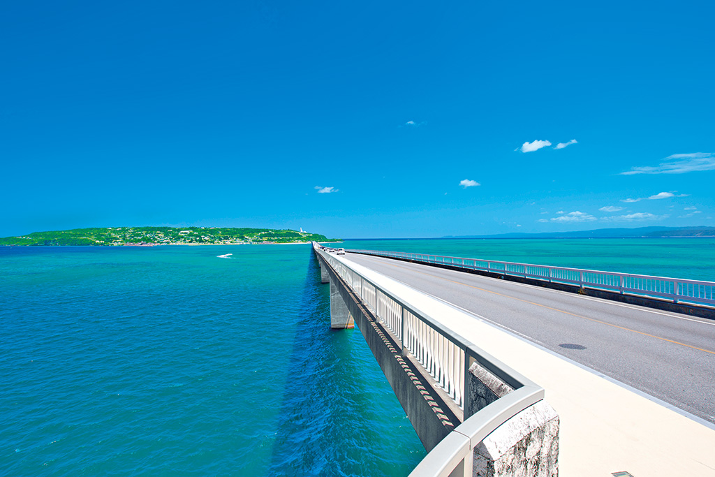 両サイドに美しい海が広がる全長約2kmの古宇利大橋（沖縄県）