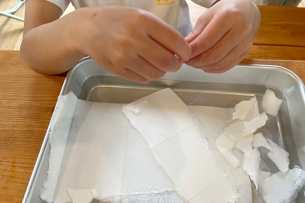 手順4:4.ちぎる│【自由研究】牛乳パックで紙(はがき)をつくろう