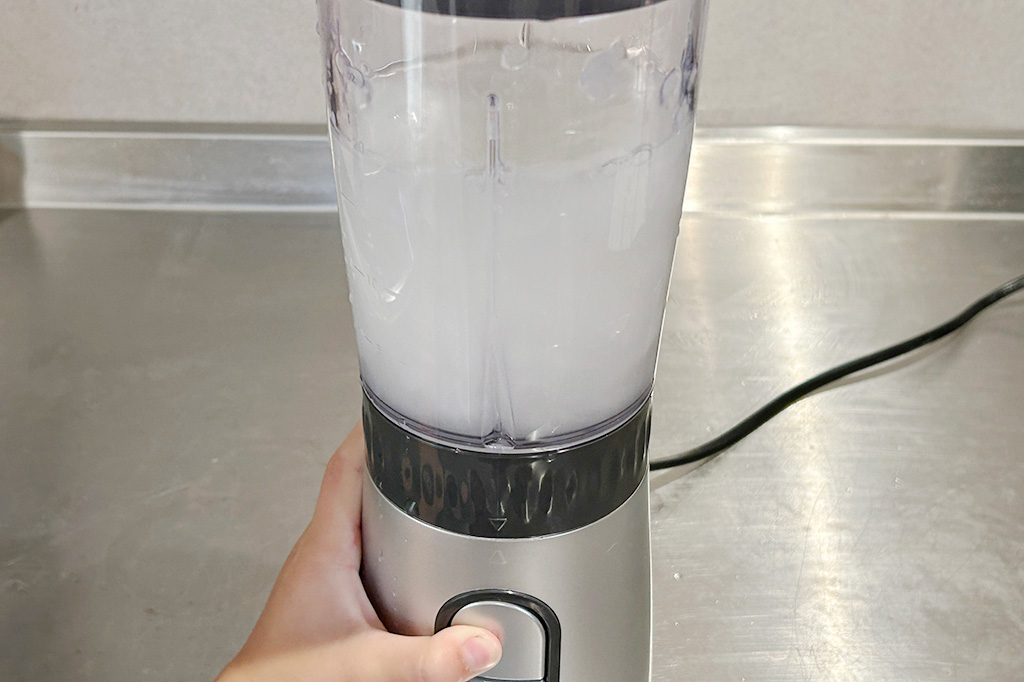 手順5:ミキサーにかける│【自由研究】牛乳パックで紙(はがき)をつくろう