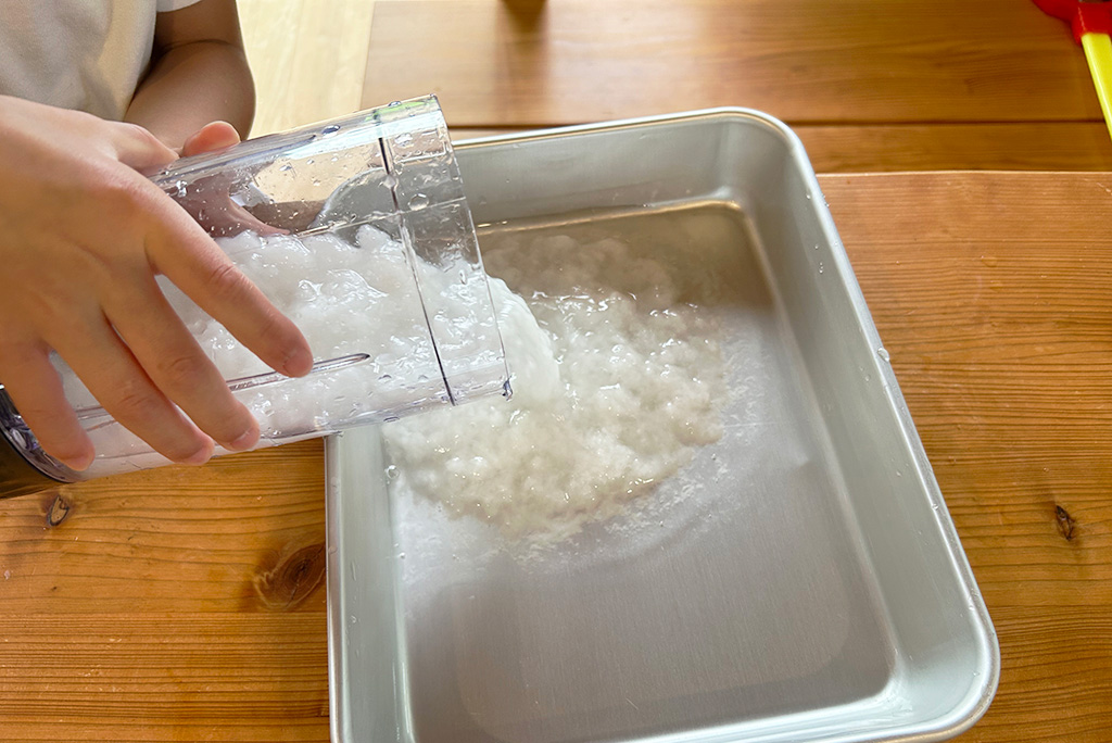 手順6:平型のバットに入れる│【自由研究】牛乳パックで紙(はがき)をつくろう