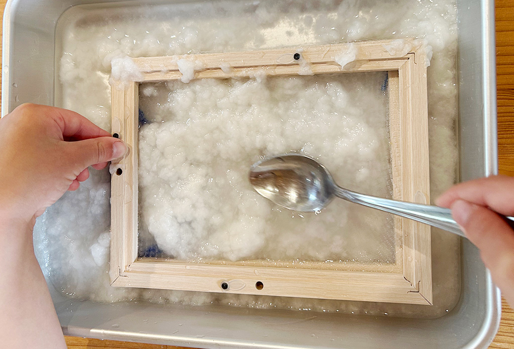 手順8.紙のもとを広げる│【自由研究】牛乳パックで紙(はがき)をつくろう