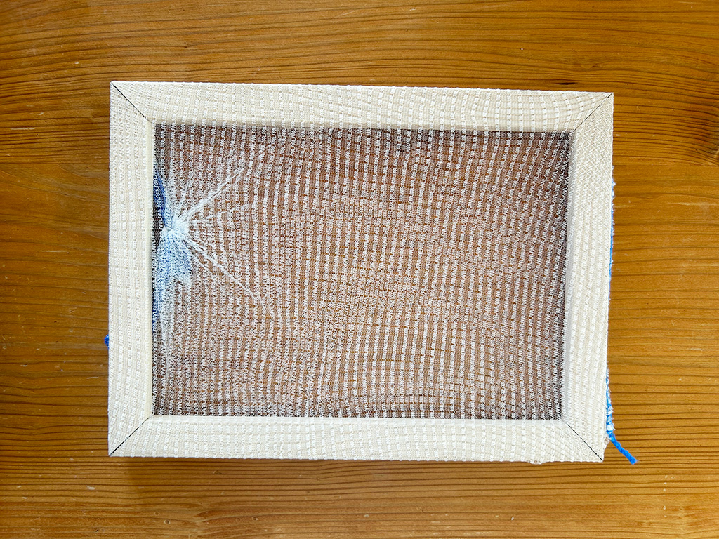 手順7.フォトフレームに排水溝ネットを取り付ける│【自由研究】牛乳パックで紙(はがき)をつくろう