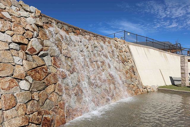 「アドベンチャー・レイク」の大きな滝/生駒山上遊園(奈良県/生駒市)