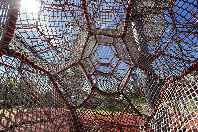 「スカイウォーク」の大型ネット遊具/生駒山上遊園(奈良県/生駒市)