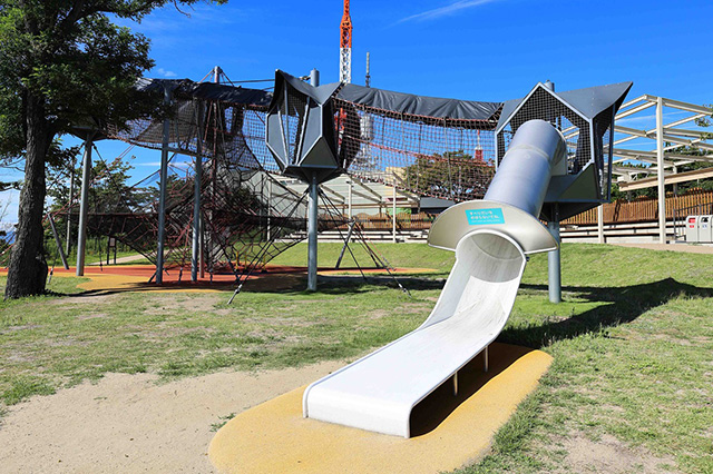 「スカイウォーク」の滑り台/生駒山上遊園(奈良県/生駒市)
