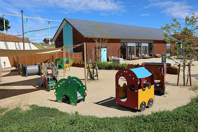 色とりどりの遊具が並ぶ「トドラー・ガーデン」/生駒山上遊園(奈良県/生駒市)