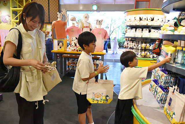 「スヌーピー・スタジオ・ストア」での買い物の様子/ユニバーサル・スタジオ・ジャパン(大阪府/大阪市)