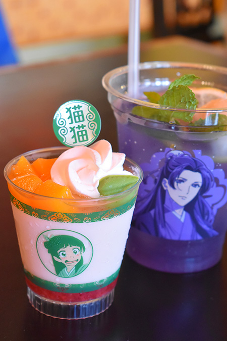 (手前)猫猫の莓杏仁豆腐 黄桃添え(奥)壬氏のライチ香るシトラスドリンク/ユニバーサル・スタジオ・ジャパン(大阪府/大阪市)
