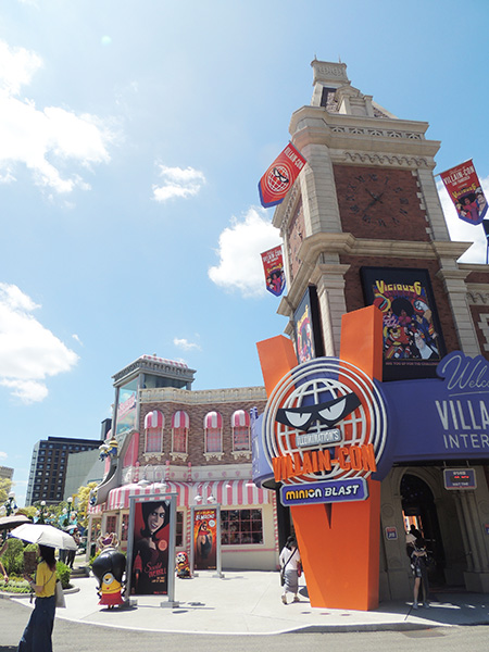 “VILLAIN-COM(ヴィランコム)”と書かれた建物/ユニバーサル・スタジオ・ジャパン(大阪府/大阪市)