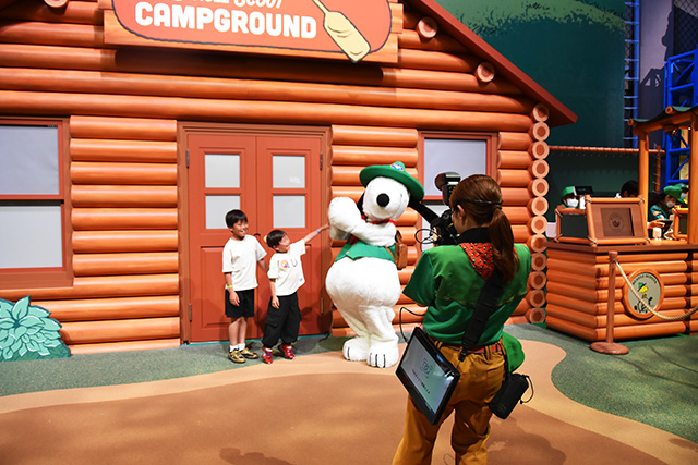 スヌーピーと記念撮影の様子/ユニバーサル・スタジオ・ジャパン(大阪府/大阪市)