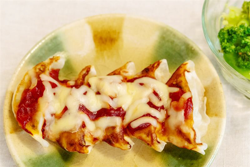 「レンジでギョーザ」のおすすめアレンジ：簡単＆ガッツリ餃子ピザ