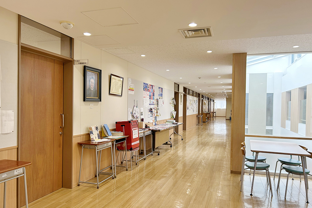 校内の廊下/光塩女子学院中等科（東京都/杉並区）