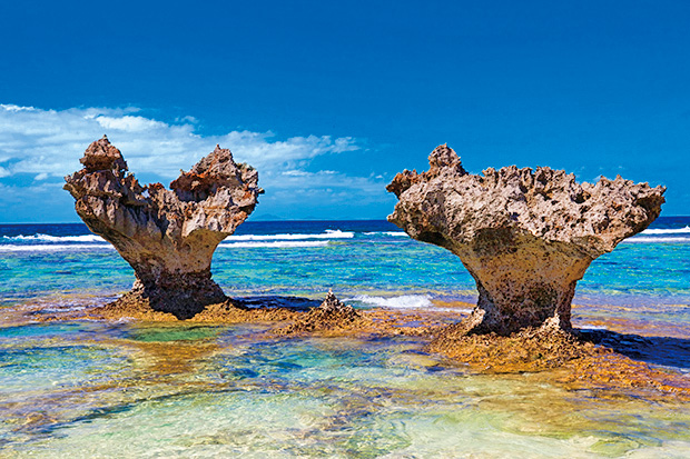 波によって削られ現在のハート型に！/ハートロック（沖縄県／今帰仁村）