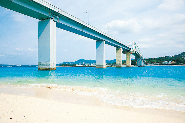 全長762mの美しい瀬底大橋/瀬底島（沖縄県／本部町）