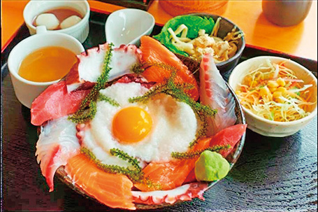 豪快に刺身がはみ出すボリューミーな海鮮丼/食事処 錦屋（沖縄県／今帰仁村）