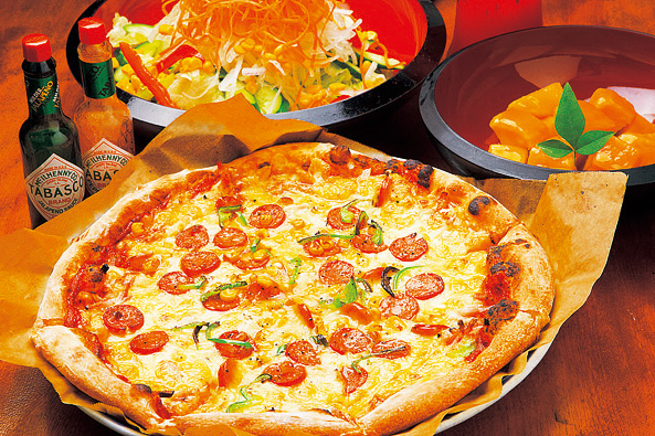 チーズたっぷりのピザ（中）/ピザ喫茶 花人逢（沖縄県／本部町）