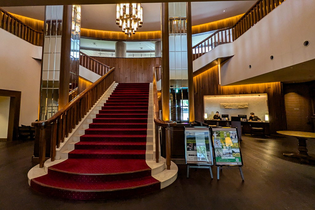 ロッジ棟のフロントと大階段／ロッテアライリゾート（新潟県妙高市）