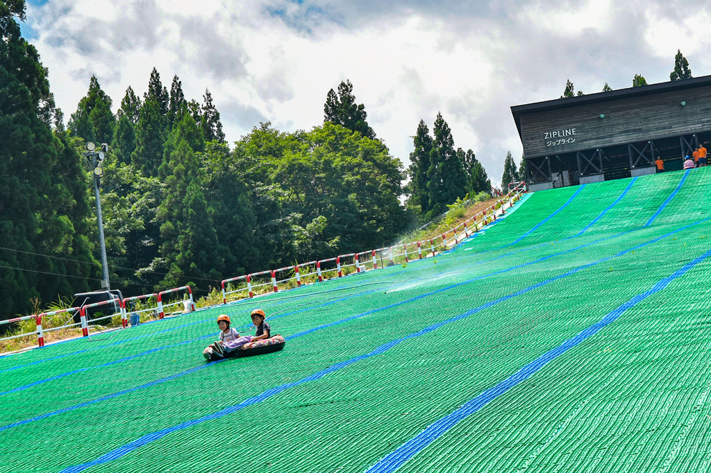 チュービングの途中では水が噴き出すところも／ロッテアライリゾート（新潟県妙高市）