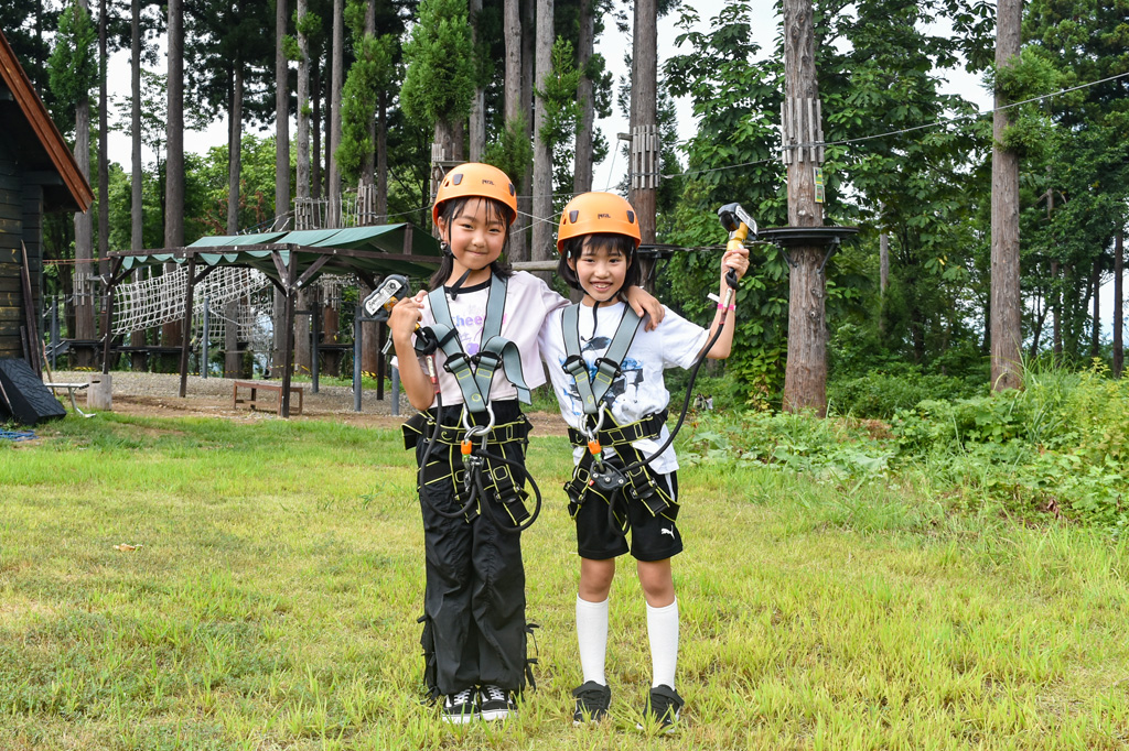 ヘルメットやハーネス、命綱を装着／ツリーアドベンチャー