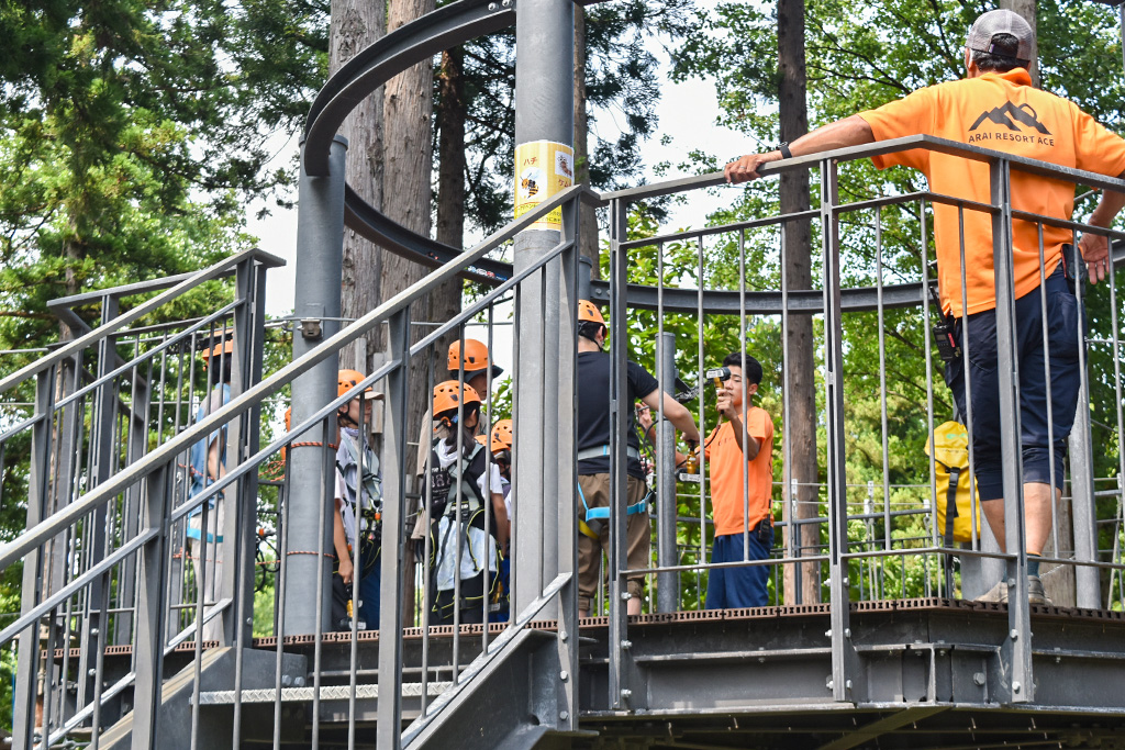 スタート地点で、スタッフがツリートレッキングの説明／ロッテアライリゾート（新潟県妙高市）