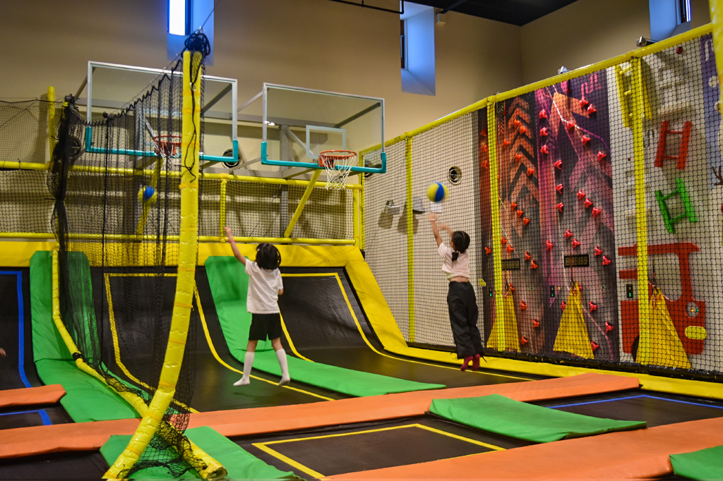 プレイグラウンドのトランポリンツリーアドベンチャーの初級コース／ロッテアライリゾート（新潟県妙高市）