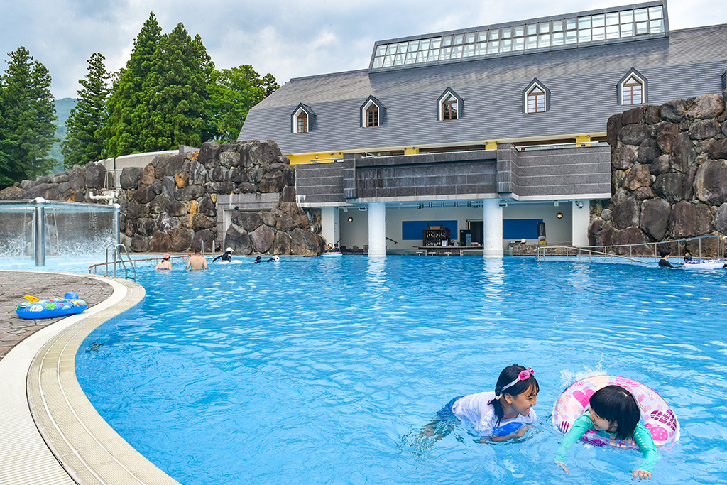 夏限定のガーデンプール／ロッテアライリゾート（新潟県妙高市）