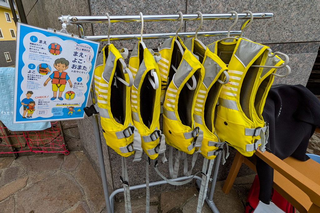 プールでは子供用のライフジャケットを無料貸出／ロッテアライリゾート（新潟県妙高市）