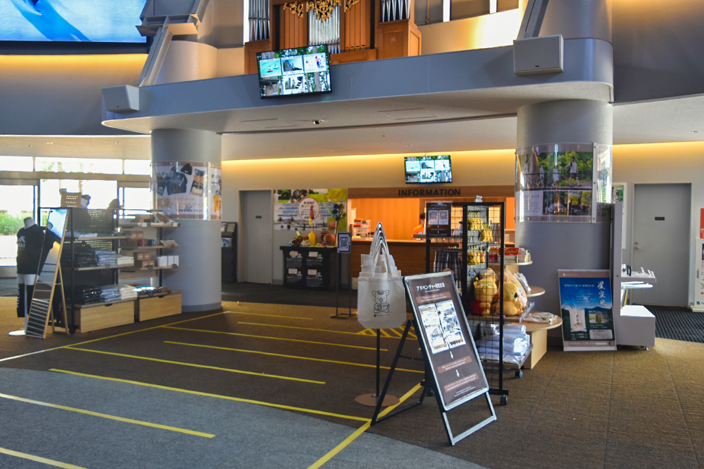 パスの購入などができるインフォメーション／ロッテアライリゾート（新潟県妙高市）