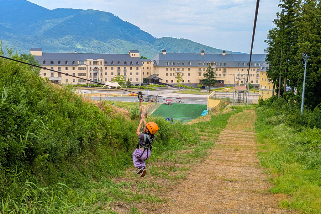 170mを一気に滑空するジップライン／ロッテアライリゾート（新潟県妙高市）