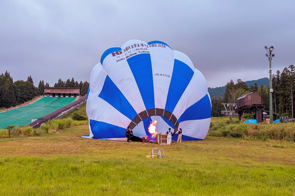 気球を膨らませている様子／ロッテアライリゾート（新潟県妙高市）